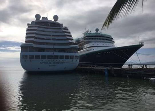 Los cruceros pasaron todo el día en Limón y zarparon al atardecer.